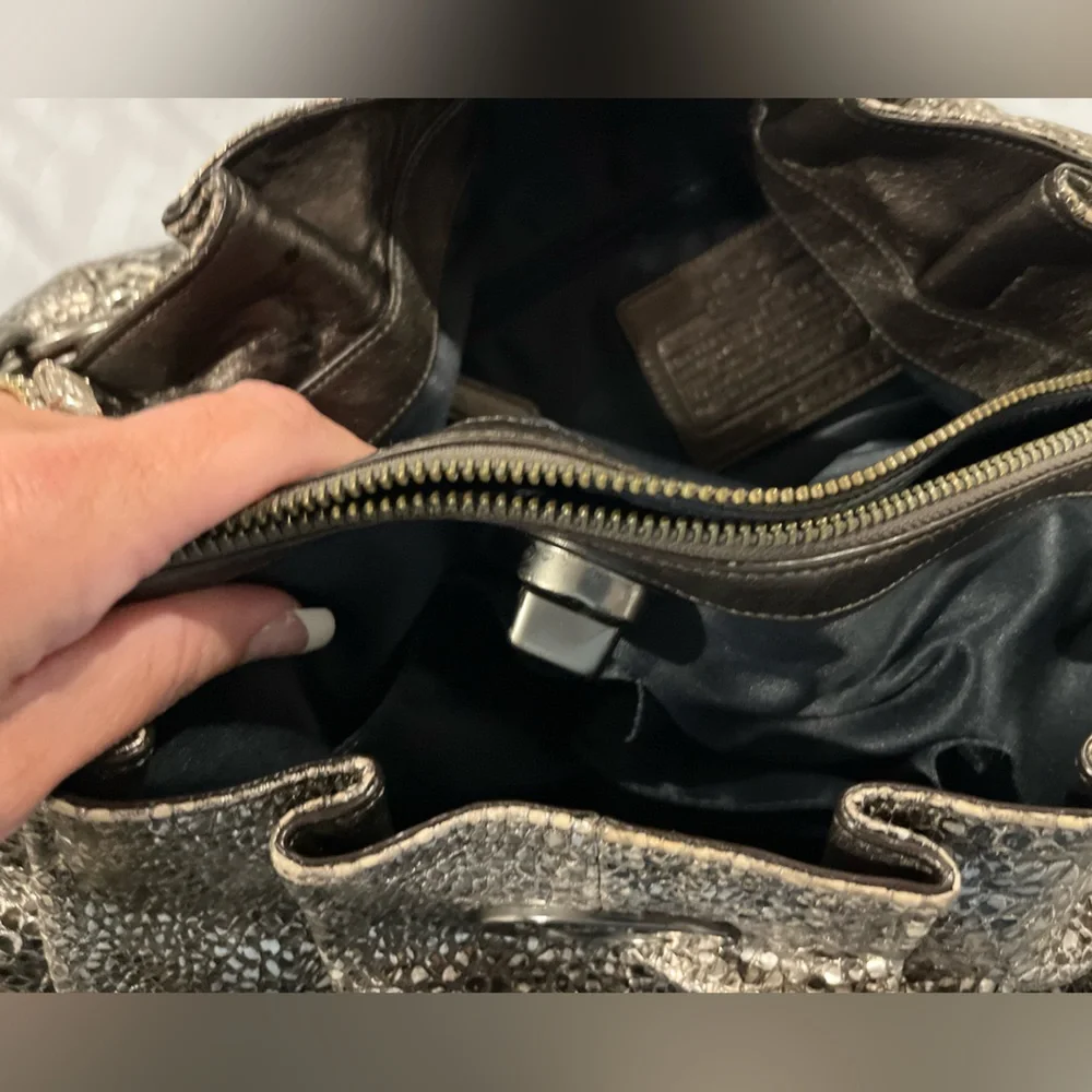 Beautiful metallic coach bag with two coach tags included - Picture 7 of 8